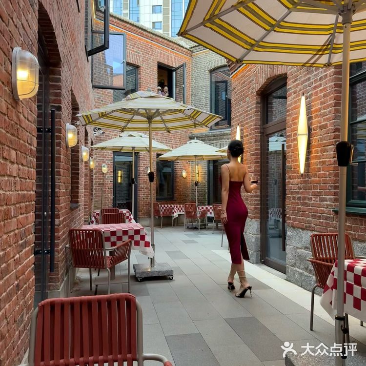 文艺又高雅 | 窗外是老电车,窗内是西餐厅