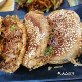 提议加一点豆瓣酱回锅，结果放了泡椒含量大的调料