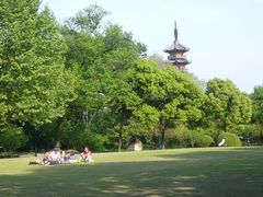 陵园里晒日光浴的老外-上海市龙华烈士陵园