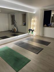 -闺蜜瑜伽·普拉提女性塑形馆