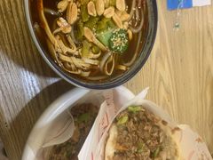 酸豆角肉沫酸辣粉-超级大馍王肉夹馍