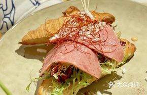 Black Pepper Beef Croissant