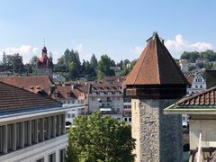 酒店阳台右边即是八角水塔-琉森老城区