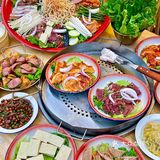 在独立的小院子里，和三两朋友，吹着晚风吃烤肉