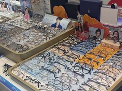 -美式眼镜·授权蔡司.依视路.尼康.豪雅.明月(人民广场店)