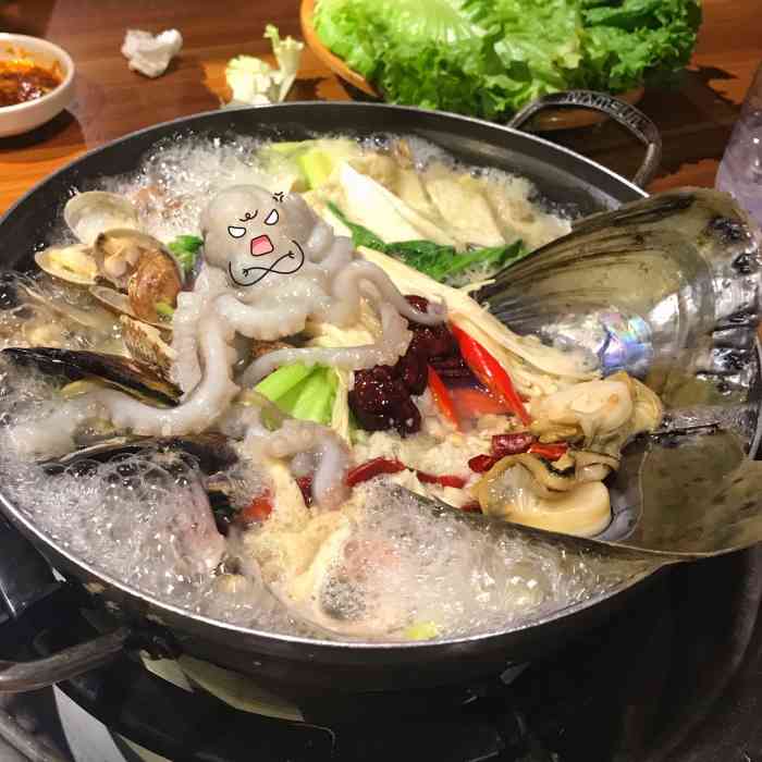 老土房章鱼火锅-"地址:地铁9号线合川路3号口附近 环境.