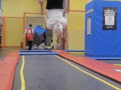 -爱蹦iBOON蹦床运动馆(江汉店)