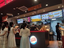 -维佳童话镇演出现场(徐东店)