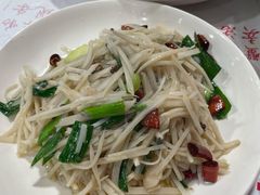 蒜苗炒藕丝-辣螃铠盆盆蟹大排档(海昌店)