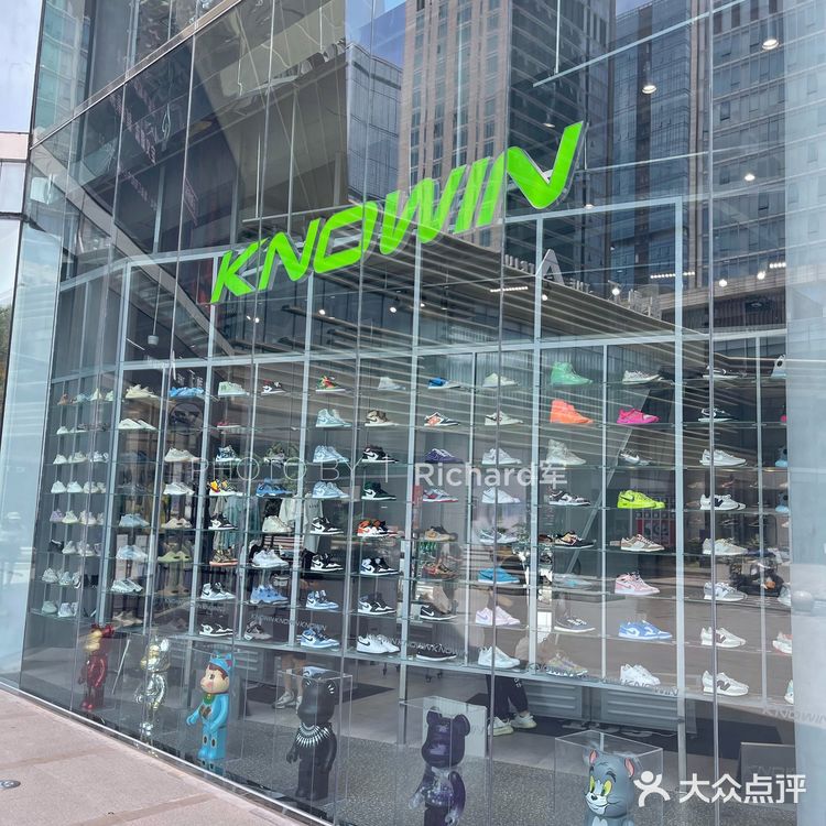成都逛街新鲜事II：KNOWIN透明鞋墙，明亮酷🆒炫[笑脸]