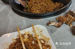 Braised Pork Ribs with Noodles in Iron Pot