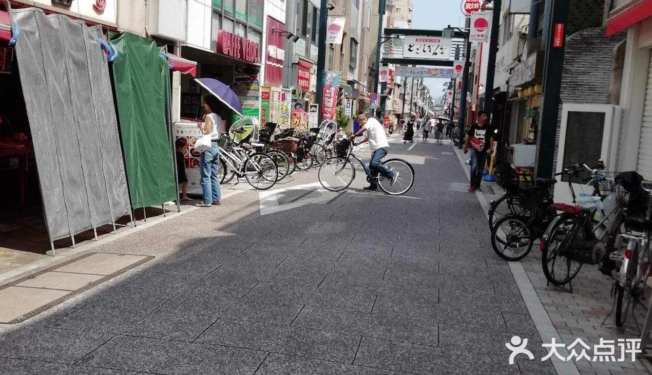 里面的二手衣服或用品大多跟新的没什么差别