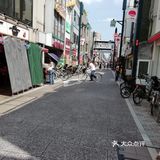 里面的二手衣服或用品大多跟新的没什么差别