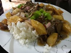 红烧牛肉盖浇饭-一锅厨东北水饺店(厦大店)