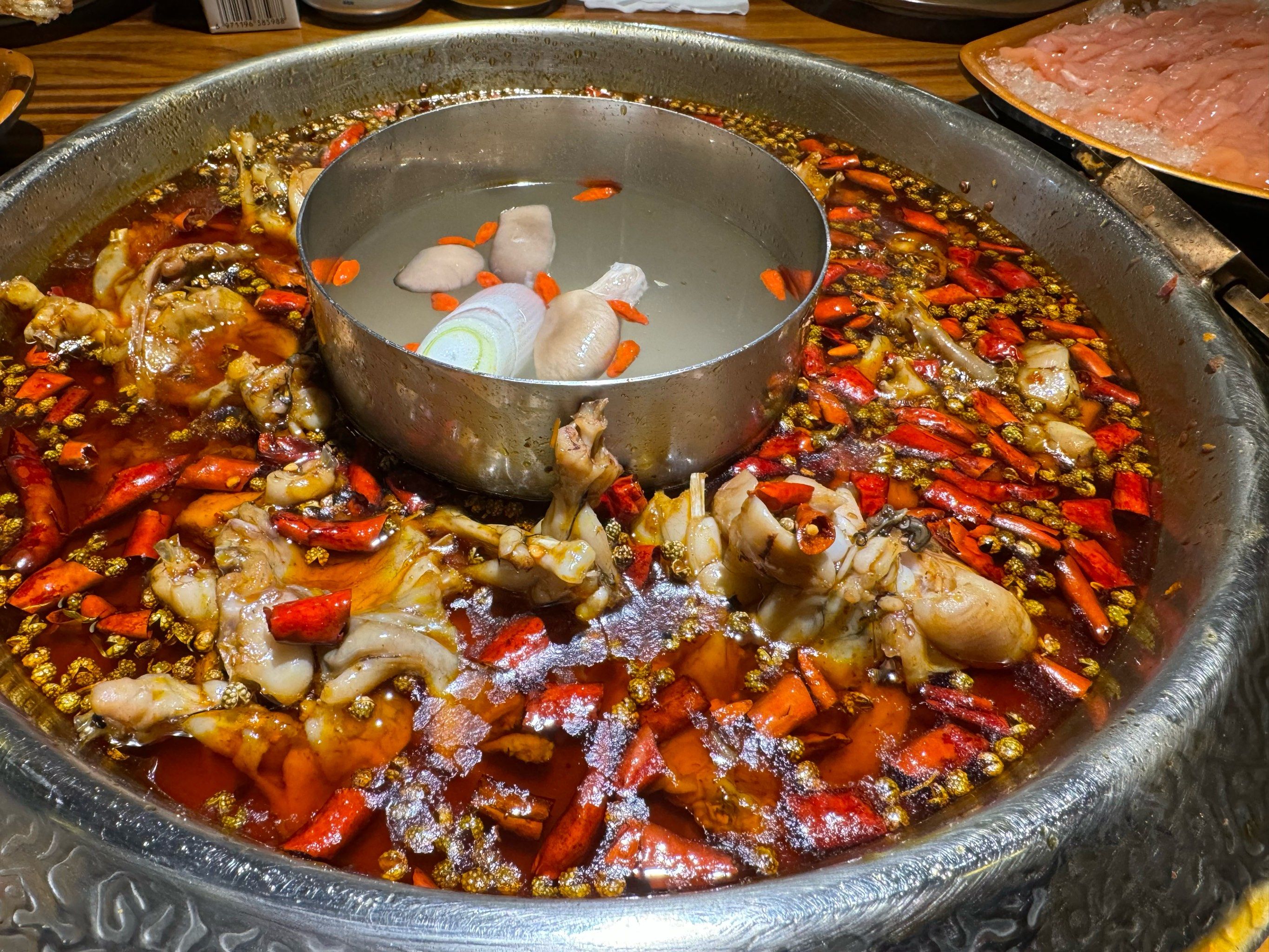 静安寺商圈,自助牛蛙火锅