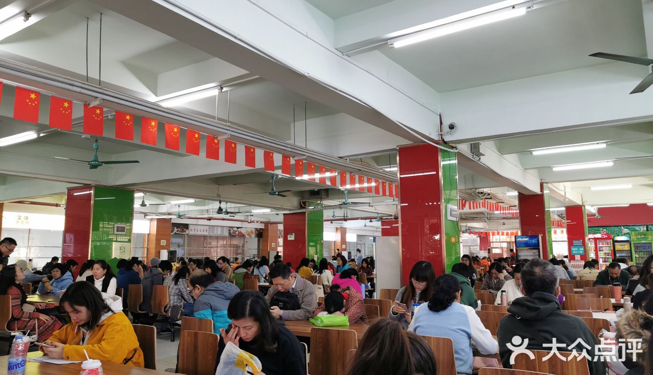 孩子考试时，家长就坐在食堂等候，井然有序