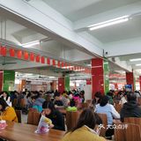 孩子考试时，家长就坐在食堂等候，井然有序