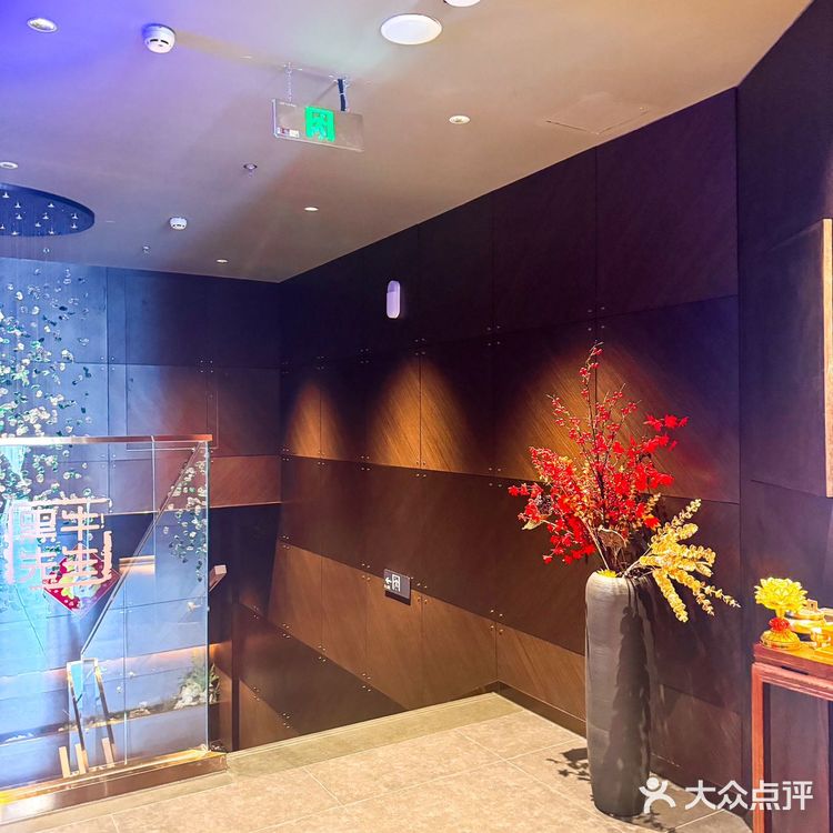 高级小区金茂府旁边的黑牛先生！太高级了！一进店