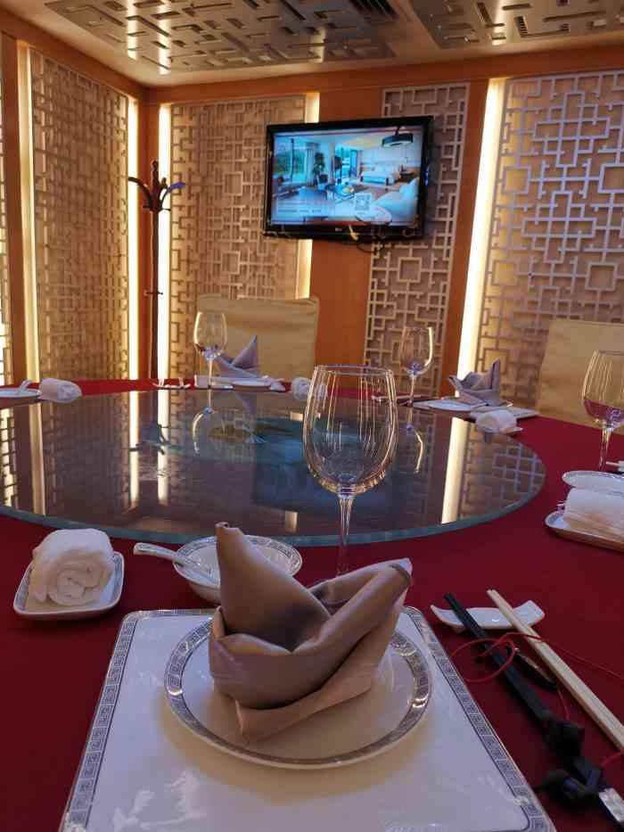中国大酒店四季厅-"买了个团购周末来吃,不能用包间,环境装修.