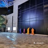 每家店还是有小哥哥或小姐姐在门口吆喝 路上也没几个人