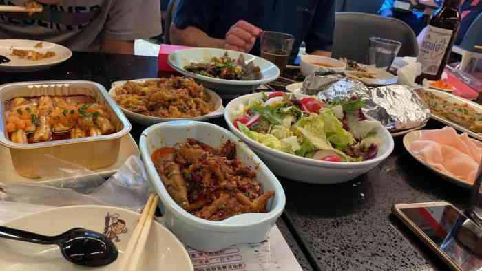 蚝太郎烧烤(凤城四路店)-"深夜食堂里面很热闹和烟火气的一家店,音乐.