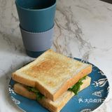 便捷早餐——火腿鸡蛋三明治，配一杯牛奶，完美