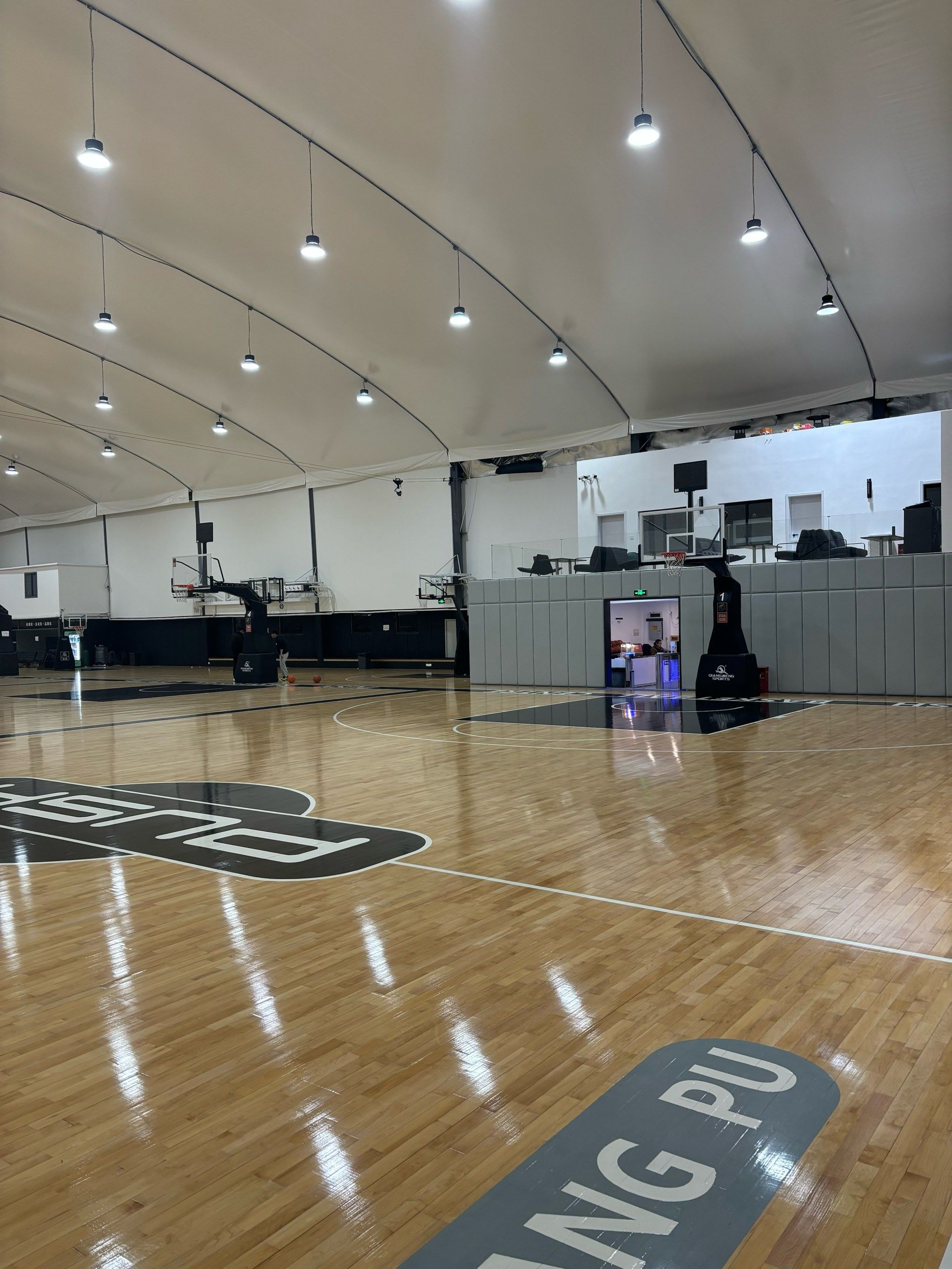 ncaa级别的室内篮球场