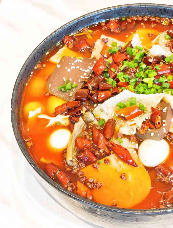 「精品毛血旺」一大碗,内容丰富,鸭血,黄喉,牛百叶,豆芽,午餐肉,鳝背