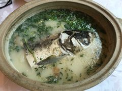 砂锅鱼头-假日花园主题餐厅