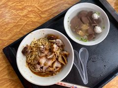 -松树干拌面店