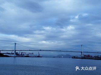 在鹭江道的旅游客运码头，乘坐渡轮从厦门本岛去往鼓浪屿