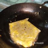 先摊皮子 打一个鸡蛋摊平 铺上糯米 放上臊子