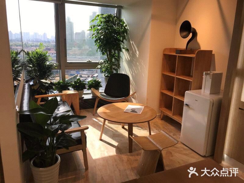 我试戴了N多款，感觉都好喜欢，唉！选择困难症又犯了