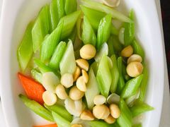 西芹百合炒夏果-云中小雅