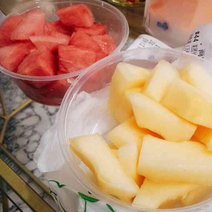 点外卖搜附近的店看到好评不错就点了几样水果现在的女孩子基本每天一