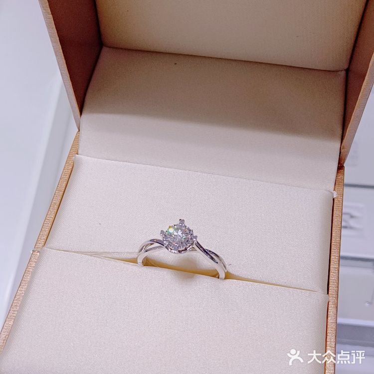 想给儿媳买个三十岁生日礼物，第一家就逛了克徕帝