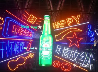 套圈，让人们提升生活情趣。夜晚，灯光，音乐