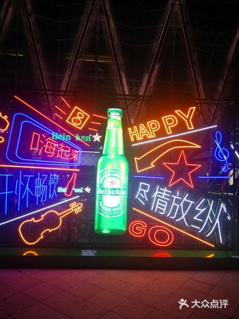 套圈，让人们提升生活情趣。夜晚，灯光，音乐