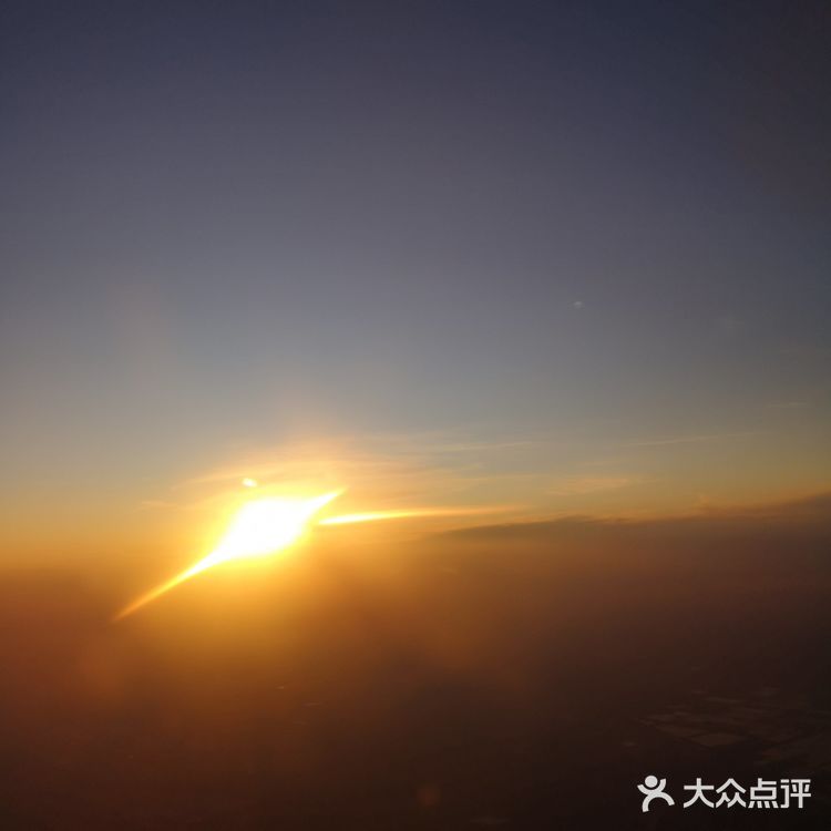 天空很蓝，几朵白云就像是画上去似的，天空和白云都很干净