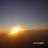 天空很蓝，几朵白云就像是画上去似的，天空和白云都很干净
