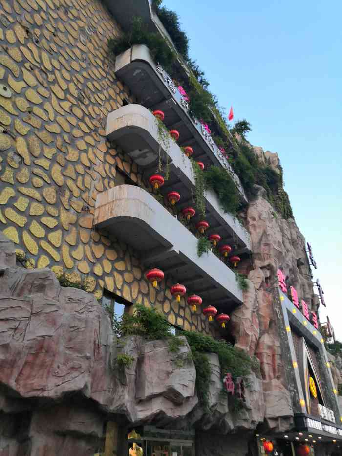 唐人美食山-"地址很方便寻找路口的北边停车方便,门前停.