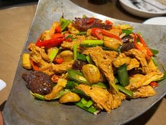 腊肉炒腐竹丝-东口码头·烧鸽子·鱼头泡饼·地方菜(金鹰悦城店)