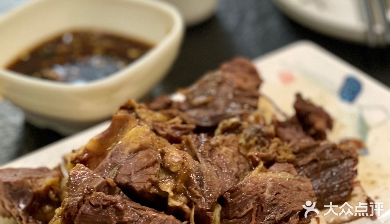 热腾腾的牛肉砂锅 四个人点了「一斤牛肉」的大锅