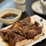 热腾腾的牛肉砂锅 四个人点了「一斤牛肉」的大锅