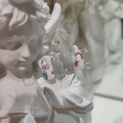 -花岐款式专研健康美甲沙龙