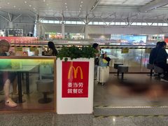 -麦当劳(上海虹桥站30B检票口楼上)