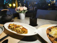 温热海鲜沙拉配牛油果-Mercato莫卡多露台餐厅与酒吧(K11店)