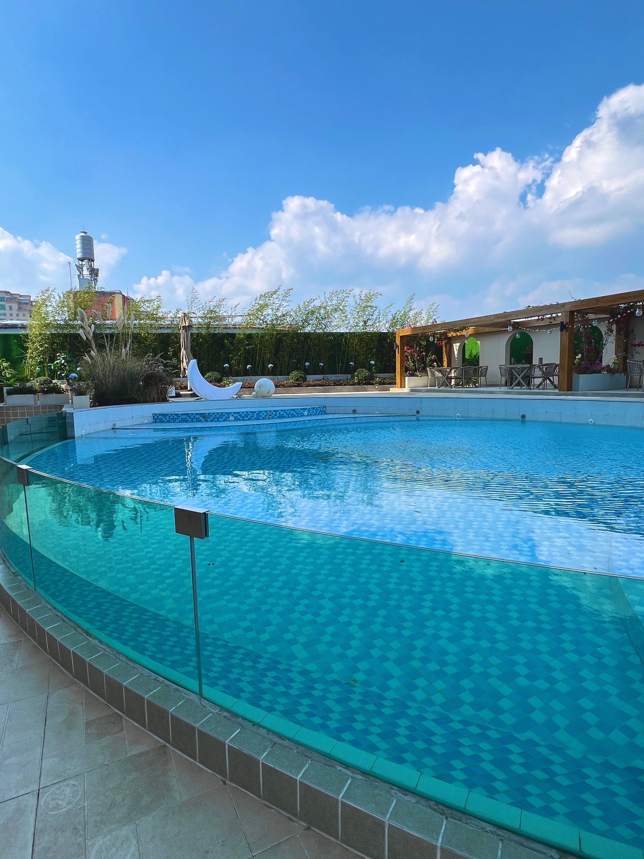 昆明新开的!露天泳池花园餐厅