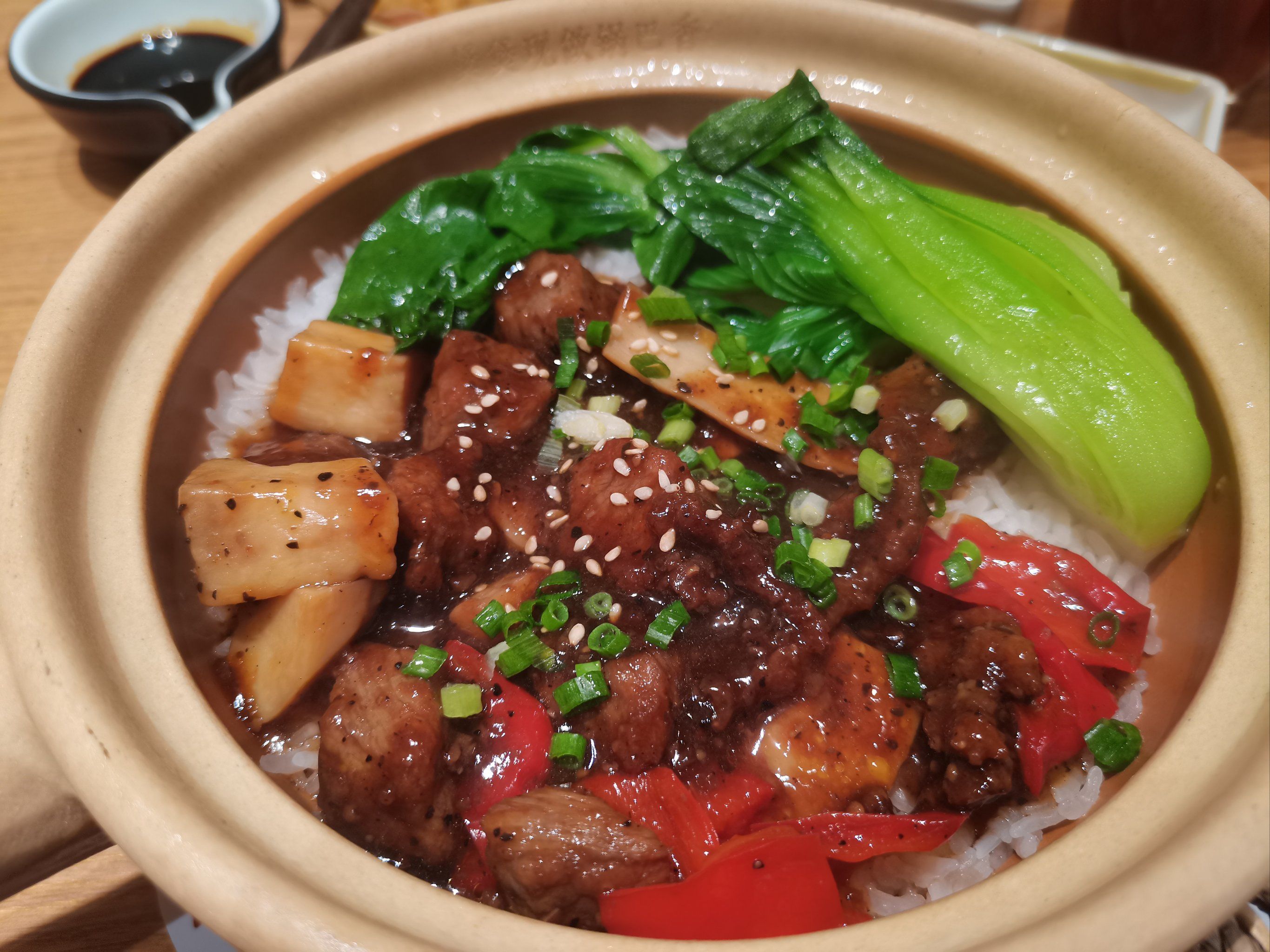 0元玩转这座城黑胡椒牛肉菌菇煲仔饭和烧腊香肠煲仔饭,味道还不错不 