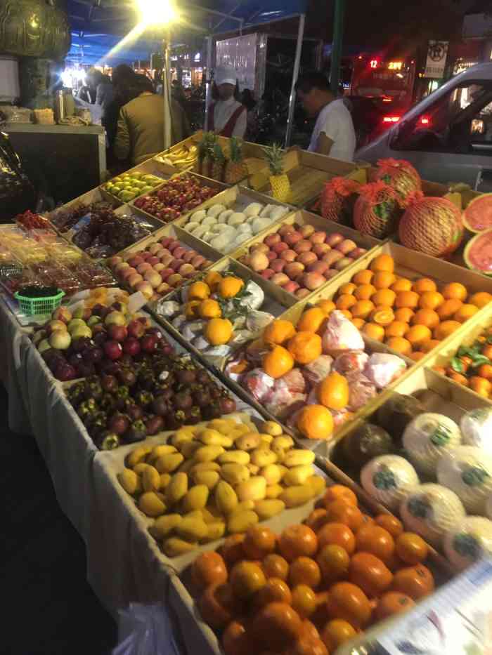 打分 武林夜市中的小摊位,一些不好的垃圾食品,蛤蜊有沙子